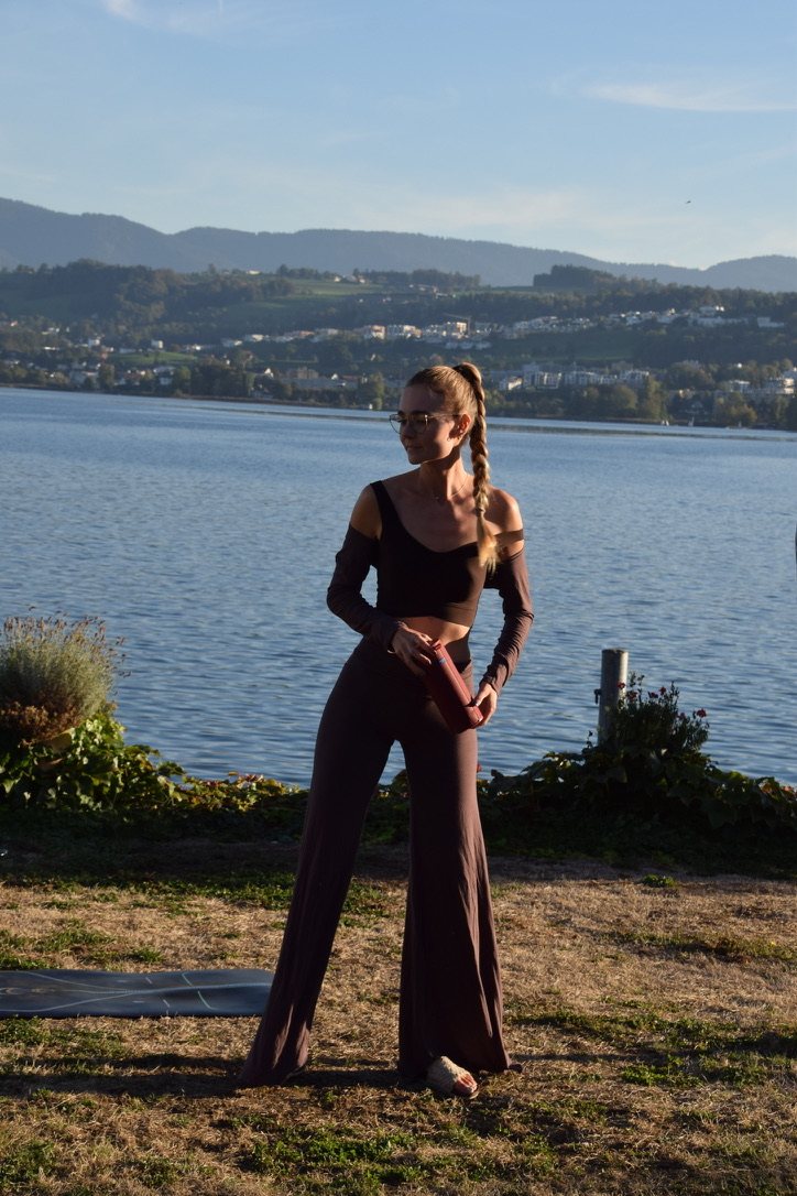 Coco, Yogalehrerin für Hatha und Vinyasa Yoga, am Zürichsee