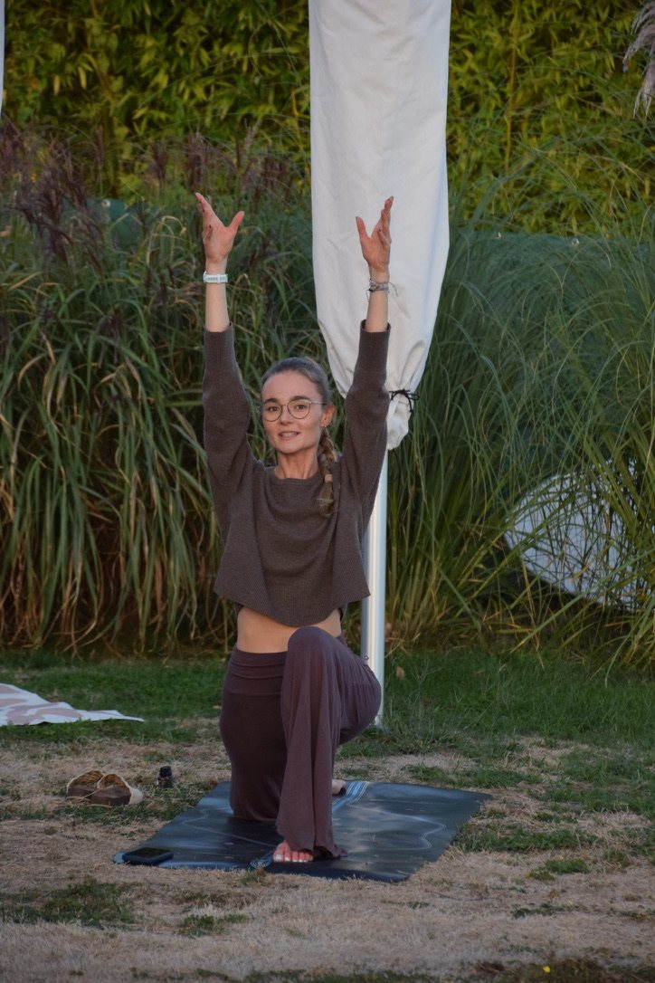 Hatha Yoga: tiefer Ausfallschritt mit erhobenen Armen