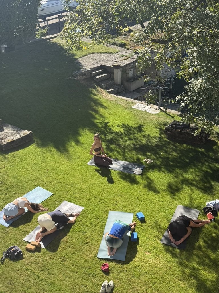 Hatha Yoga Stunde auf der Wiese, Gruppe in der Kindhaltung
