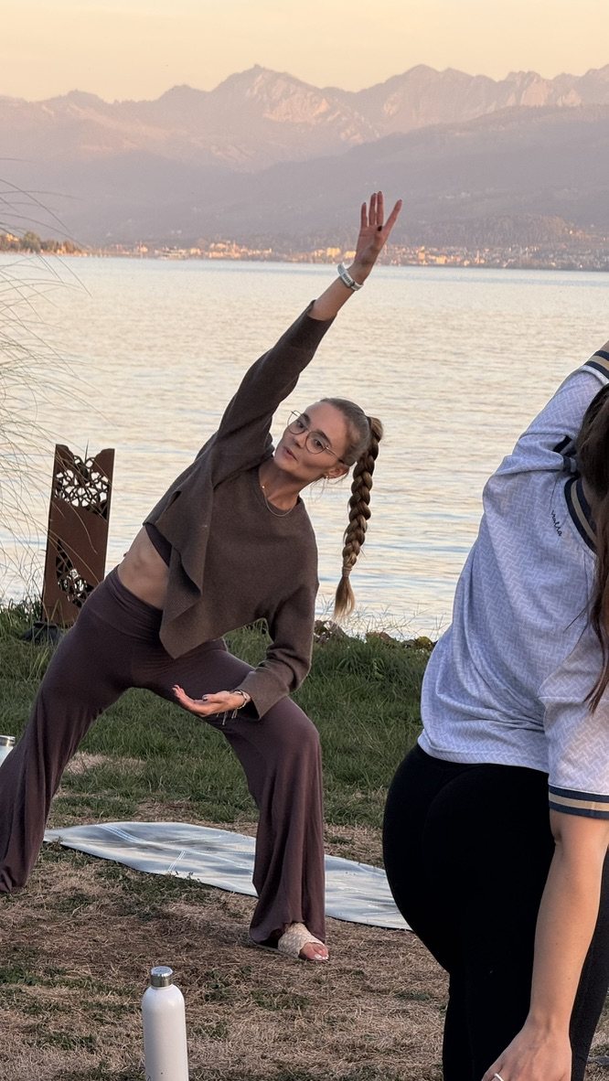 Vinyasa Yoga: Seitdehnung bei Sonnenuntergang am See