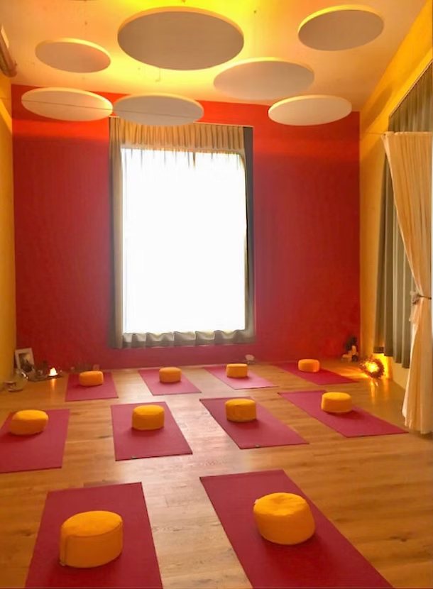 Yogastudio an der Hohlstrasse 211 in Zürich Kreis 4 mit Matten und Kissen