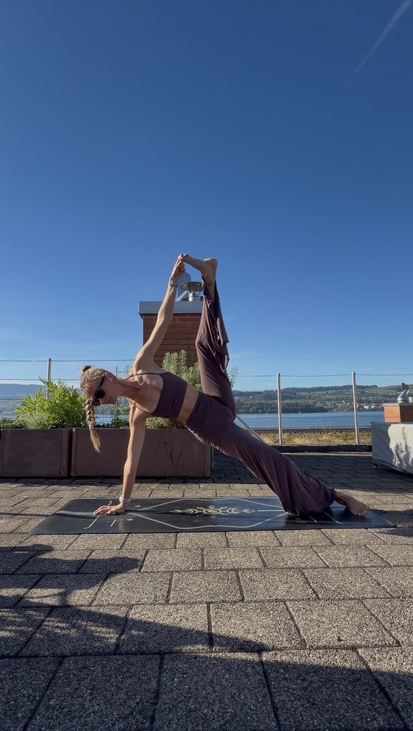 Vinyasa Yoga Flow: Seitstütz-Variation auf einer Terrasse