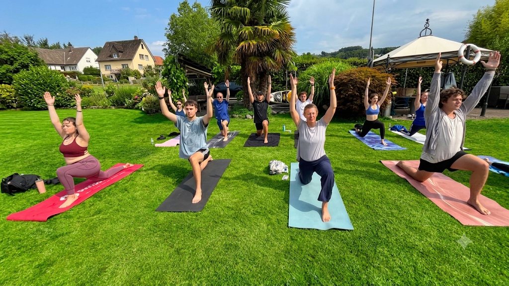 Yoga am See in Meilen: Yogastunde draussen auf der Wiese